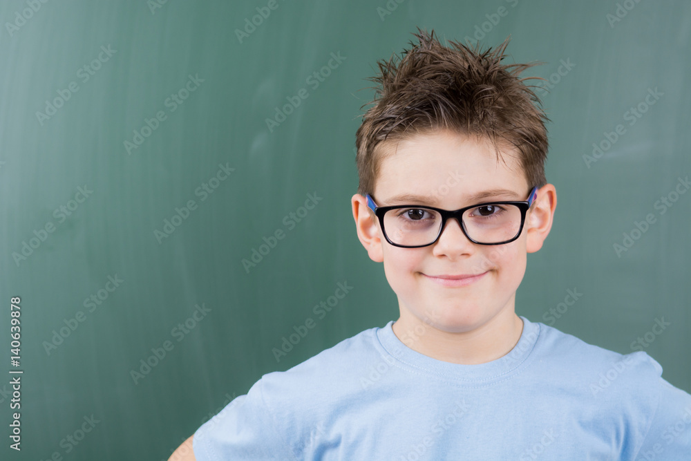 schüler steht vor der schultafel