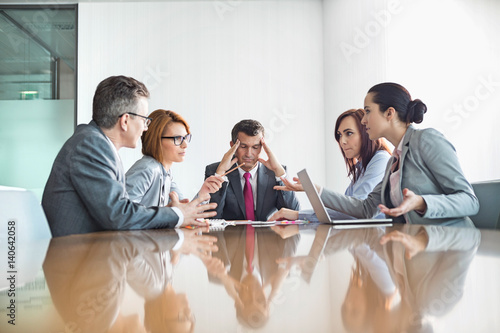 Tablou pe pânză Businesspeople arguing in meeting