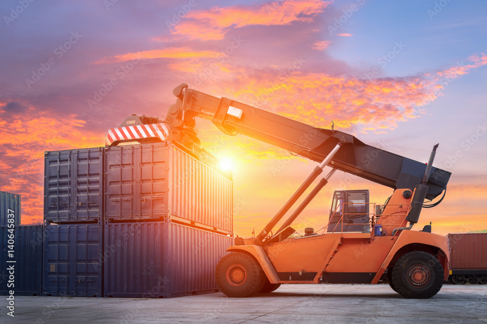 Obraz premium Forklift handling container box loading to freight train in import and export