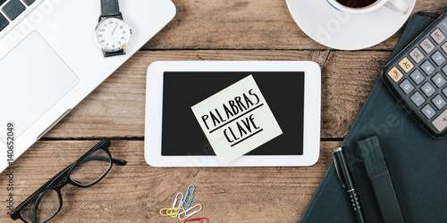 Fotografie Palabras clave, Spanish text for Keywords , yellow sticky note, office desk with