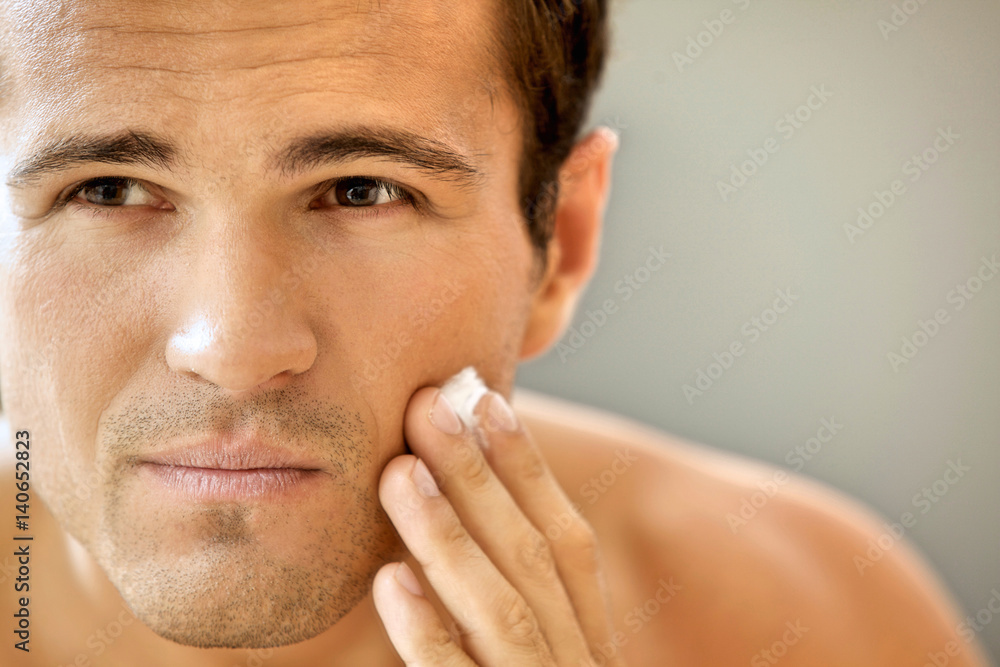 Obraz premium Close-up of young man applying shaving cream
