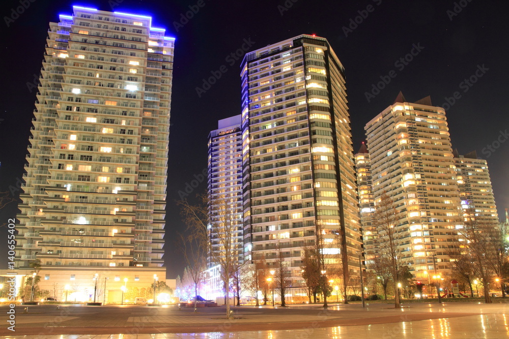 Fototapeta premium 横浜みなとみらい21の高層マンション群(夜景)