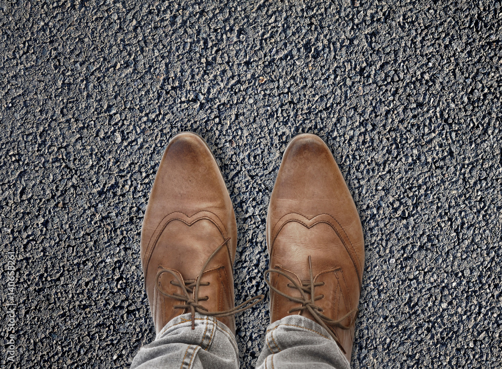 chaussures en cuir sur asphalte chaussures en cuir sur asphalte