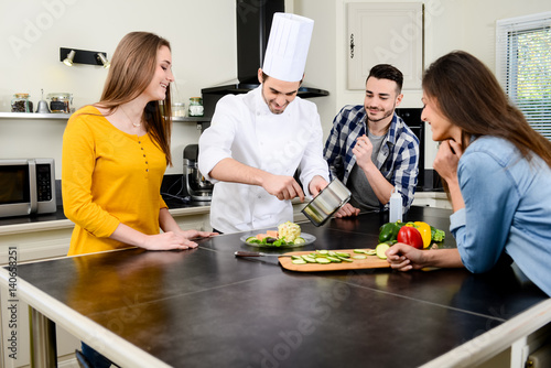 Fotografie professional personal chef cook in customer's private kitchen house giving a coo