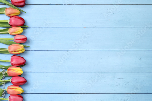 Fototapeta Naklejka Na Ścianę i Meble -  Tulpen auf blauem Holz