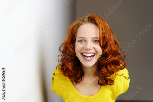 glückliche frau mit roten haaren und blauen augen photo