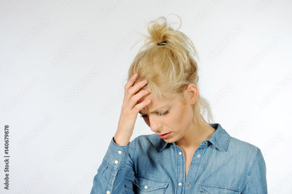 Blonde Frau mit hand an der Stirn und Migräneanfall Blonde Frau mit hand an der Stirn und Migräneanfall