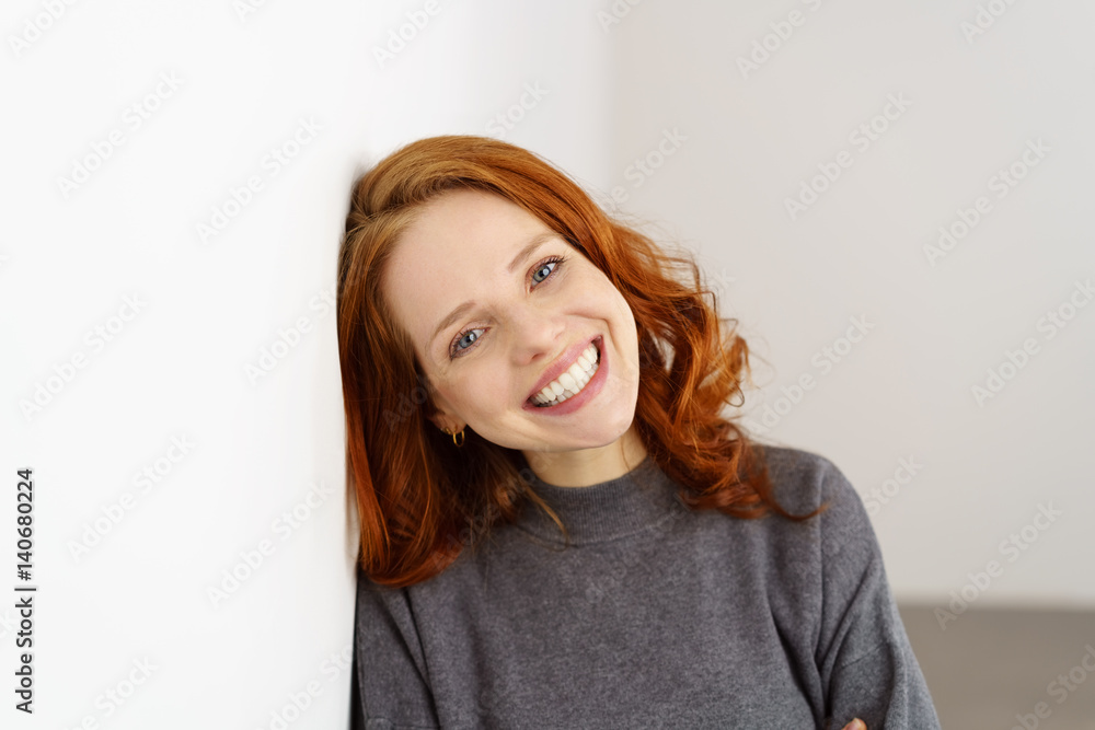 Obraz premium attraktive frau mit roten haaren und blauen augen