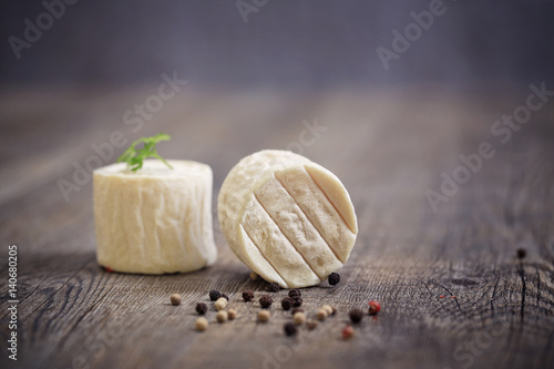 Fotografie fromage de chèvre sur planche en bois