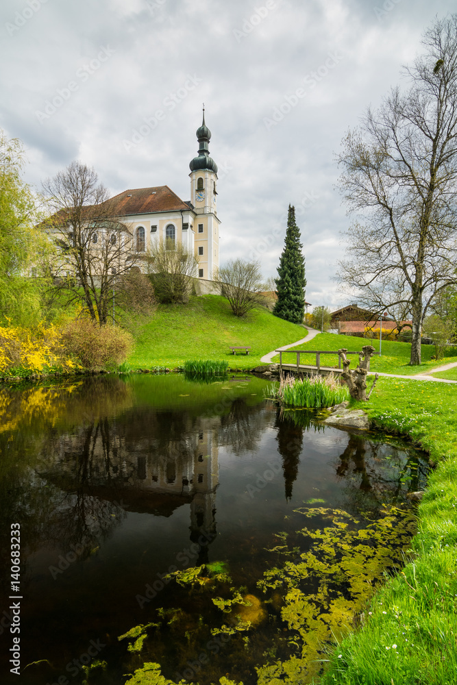 Kirche St Johannes in Breitbrunn am Chiemsee, Oberbayern in Deutschland Kirche St Johannes in Breitbrunn am Chiemsee, Oberbayern in Deutschland