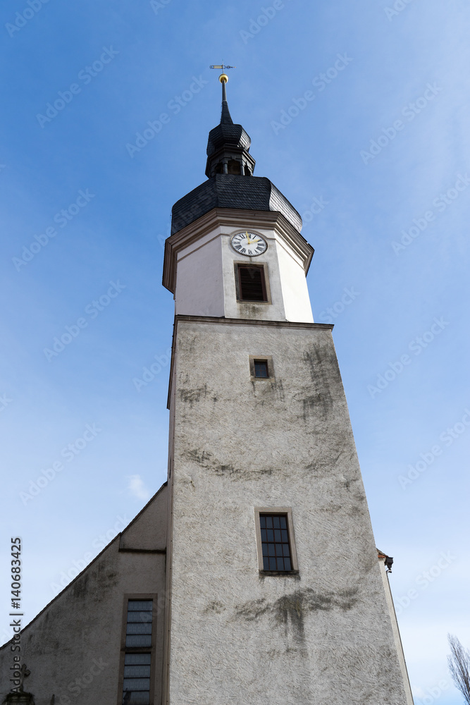 Kirche / Kirche mit Kirchturm und blauer Himmel