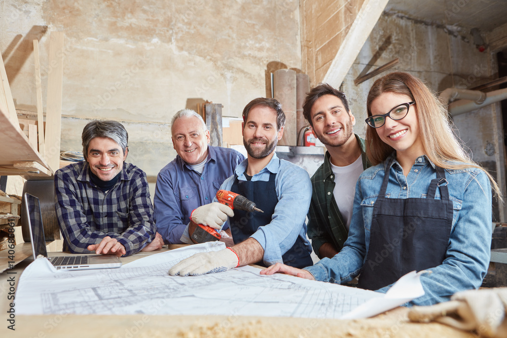 Fototapeta premium Handwerker als erfolgreiches Team