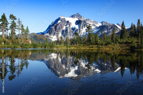 Fototapeta Naklejka Na Ścianę i Meble -  Picture Lake and Mount Shuksan Mount Baker Washington State
