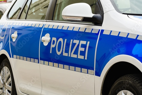 Schriftzug Polizei auf der Seite eines deutschen Polizeiautos