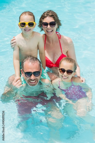 Happy parents and kids in pool © WavebreakMediaMicro