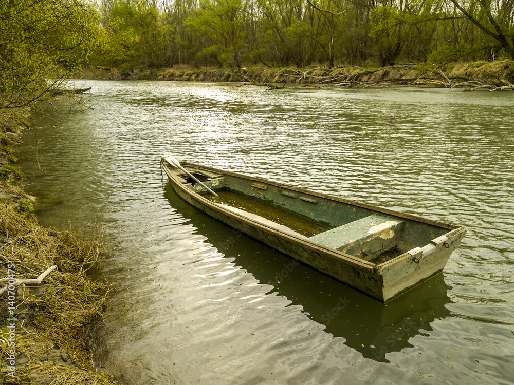 verlassenes Boot am Fluss, Österreich, Niederösterreich, Wien