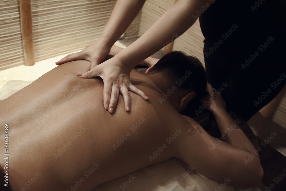 Obraz premium Masseur doing massage on woman body in the spa salon. Beauty treatment concept.