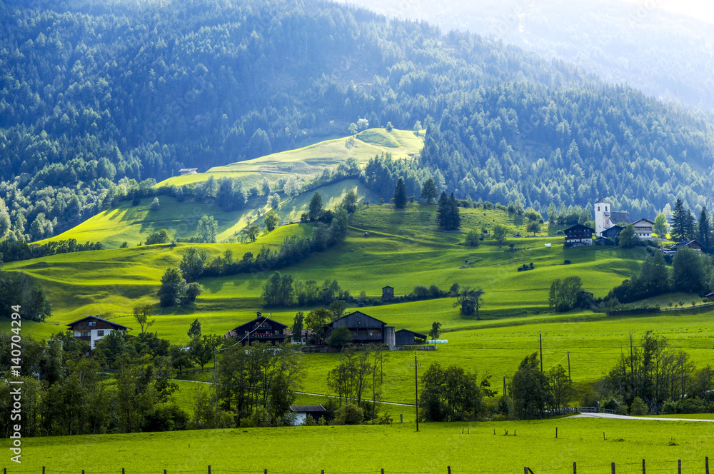 einzelne Häuser in der Hügellandschaft, Österreich, Tirol, Os
