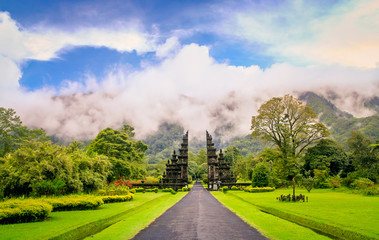 Wandcirkels Bali Hindoetempel tussen tropisch groen op Bali  © Pav-Pro Photography 