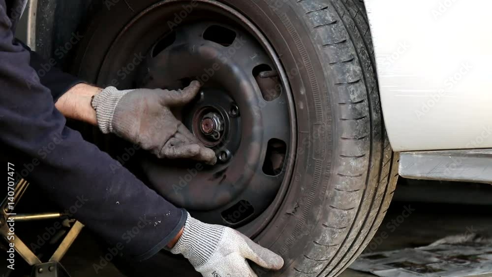 Scène de montage d'une roue de voiture