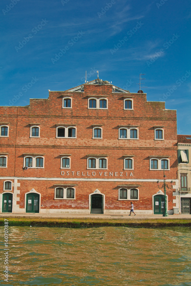 rote Backsteingebäude in Venedig