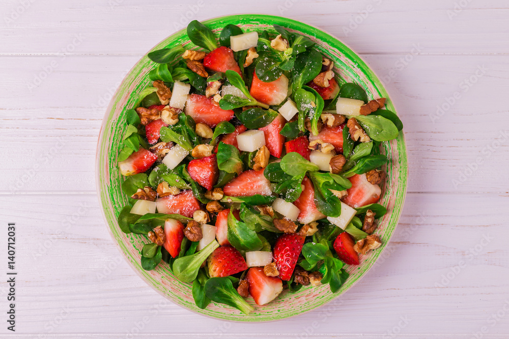 Salad with strawberry, spinach, walnuts and goat cheese Salad with strawberry, spinach, walnuts and goat cheese