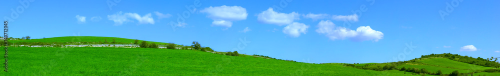 Template con colline verdi e con delle belle nuvolette nel cielo azzurro