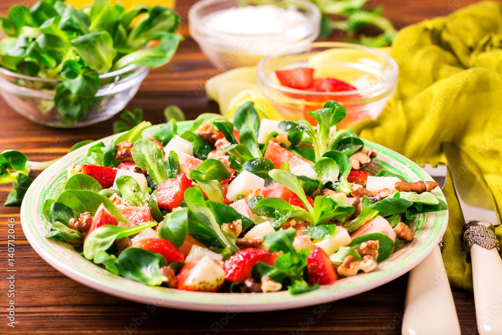 Salad with strawberry, spinach, walnuts and goat cheese Salad with strawberry, spinach, walnuts and goat cheese