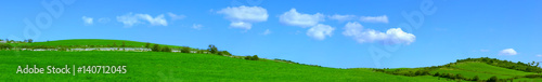 Template con colline verdi e con delle belle nuvolette nel cielo azzurro