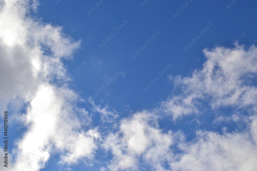 Cielo azul con nubes y sol Cielo azul con nubes y sol