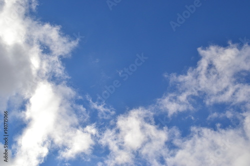 Cielo azul con nubes y sol