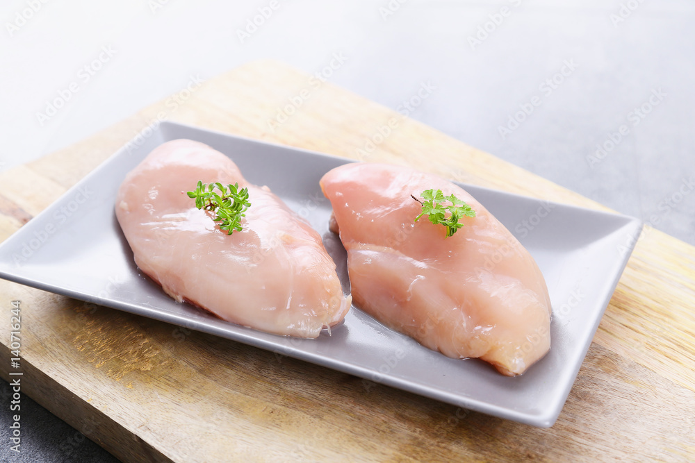 blanc de poulet sur planche planche à découper en bois blanc de poulet sur planche planche à découper en bois