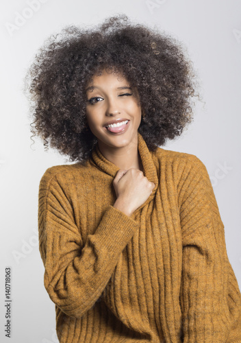 Mujer sonriendo africana haciendo burla photo