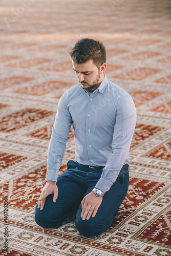 Vászonkép Muslim praying humbly in a mosque