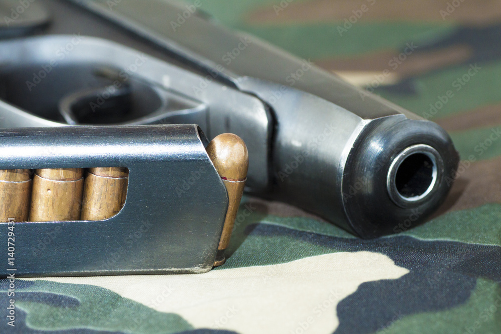 Obraz premium Gun and Handcuffs