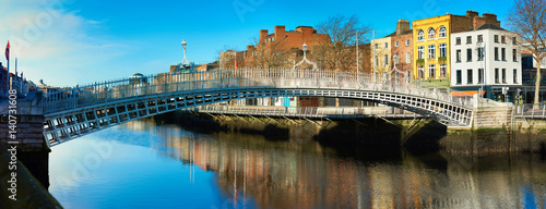 Obraz na plátně Dublin, panoramic image of Half penny bridge