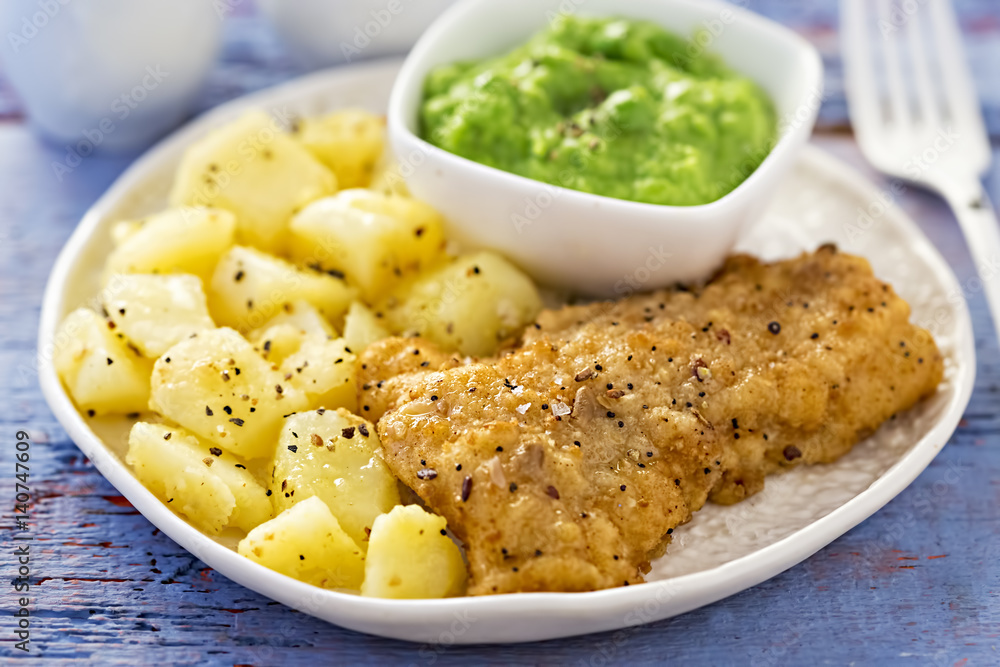 Battered haddock, potatoes with pea puree Battered haddock, potatoes with pea puree