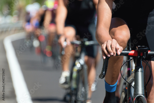Zawody kolarskie, rowerzyści sportowcy jadący z dużą prędkością w wyścigu