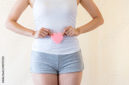 Wallpaper Mural お腹にハートを持つ女性 Torontodigital.ca