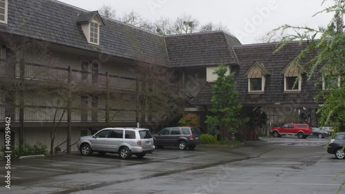 Right pan over the lobby portico of an inn in Grants Pass, Oregon