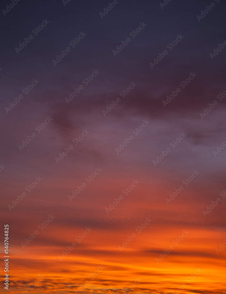 Fototapeta premium Wolkenhimmel bei Sonnenuntergang
