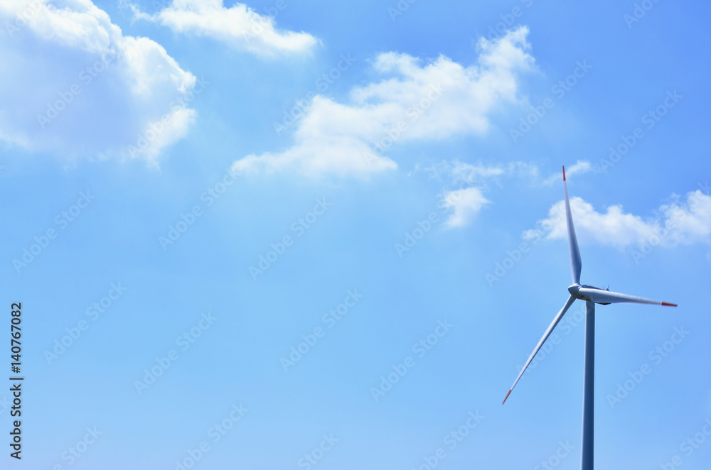 風力発電の風車 青空背景
風力発電の風車 青空背景