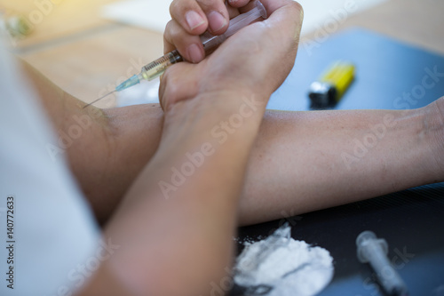 Men taking drugs,Drugs,Drug trafficking,Selling drugs
