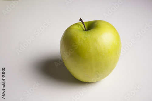 Apfel grün und frisch auf weißem Hintergrund