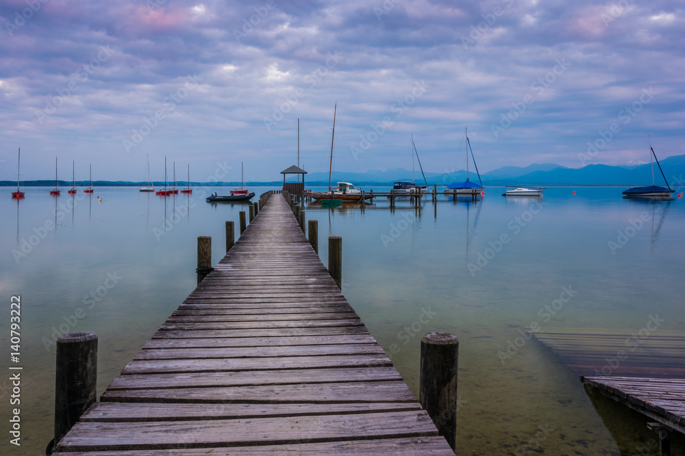 Abenddämmerung im Frühjahr am Chiemsee, Oberbayern in Deutschland