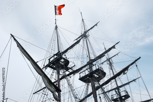 bateau pirate drapeau france français mât voile découverte abordage
