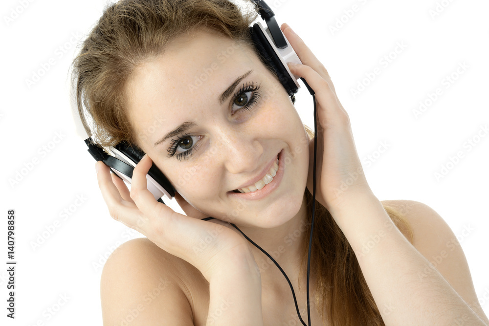 Fototapeta premium Frau hört Musik über Kopfhörer