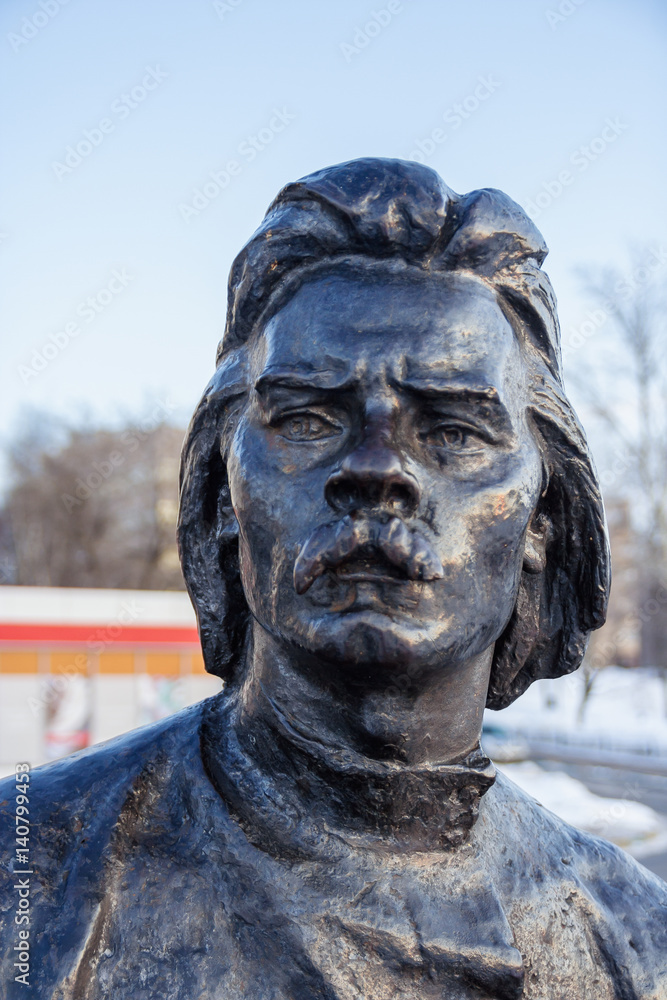 Памятник Максиму Горькому в Нижнем Новгороде крупно