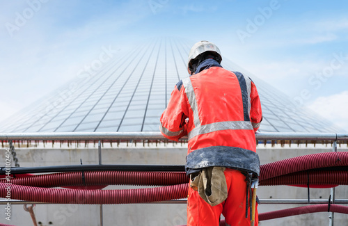 chantier construire construction immeuble gratte ciel tour ouvrier batiment bâtiment protection casque photo