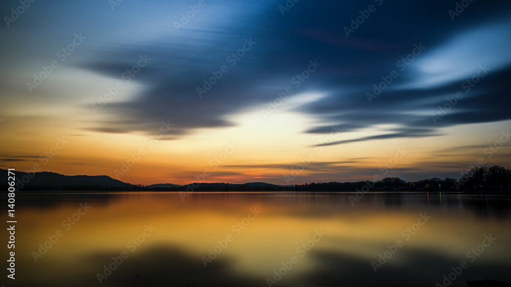 Wolkenstimmung am schönen Bodensee zum Sonnenuntergang